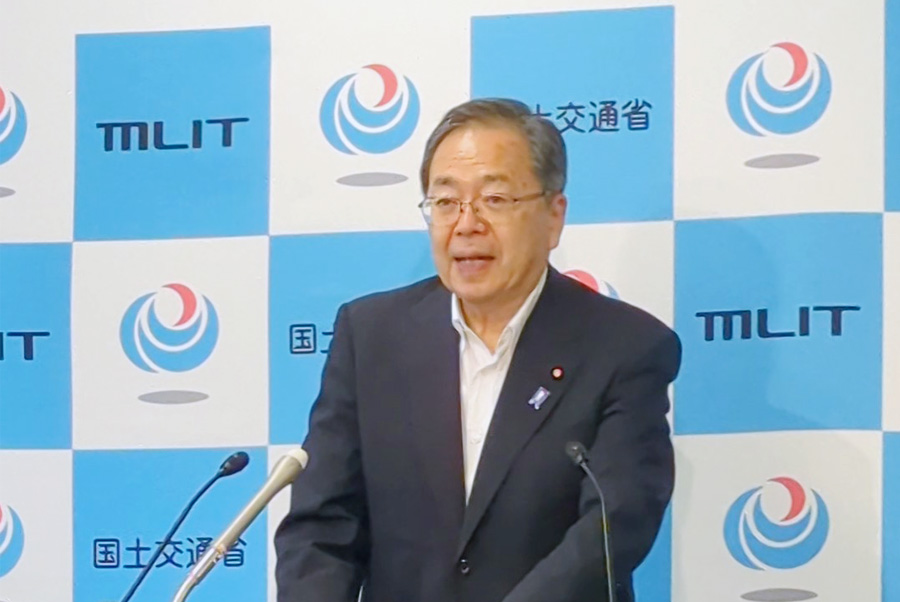 会見で2025年度の予算概算要求について話す斉藤国交相（日本工業経済新聞社【建設メール】より）