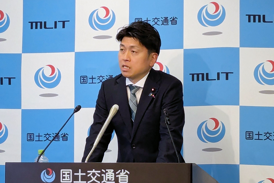 会見で北陸新幹線延伸について見解を述べる中野国交相（日本工業経済新聞社【建設メール】より）