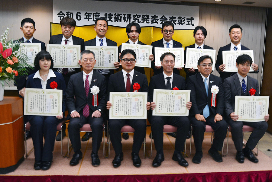 全建の今井雅則会長（前列左から2人目）と発表者ら（日本工業経済新聞社【建設メール】より）