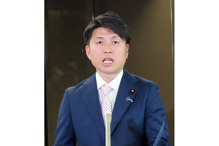 大臣折衝を終え、記者の質問に答える中野国交相（日本工業経済新聞社【建設メール】より）