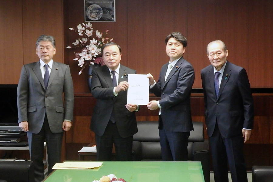 梶山会長（左から2人目）が中野国交相に要望書を手渡した（日本工業経済新聞社【建設メール】より）
