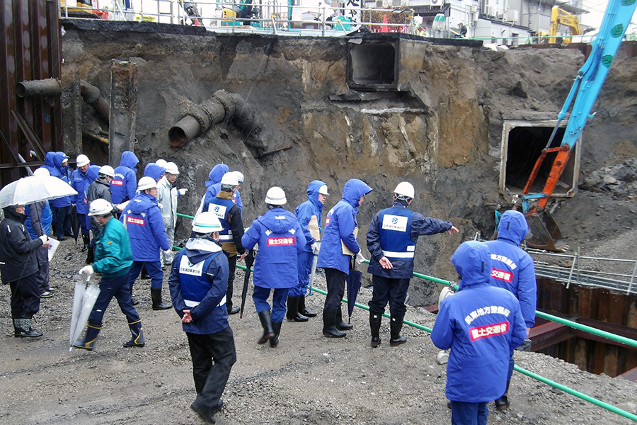 八潮市の道路陥没事故現場を視察した対策委ら（日本工業経済新聞社【建設メール】より）