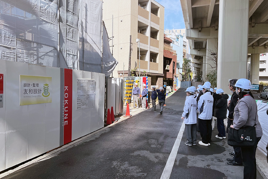 古久根建設の施工現場を見学する学生ら（日本工業経済新聞社【建設メール】より）