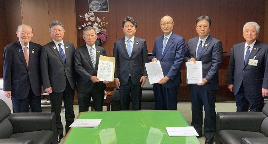 中野国交相（写真中央）に要望書を手渡す3団体の会長ら（日本工業経済新聞社【建設メール】より）