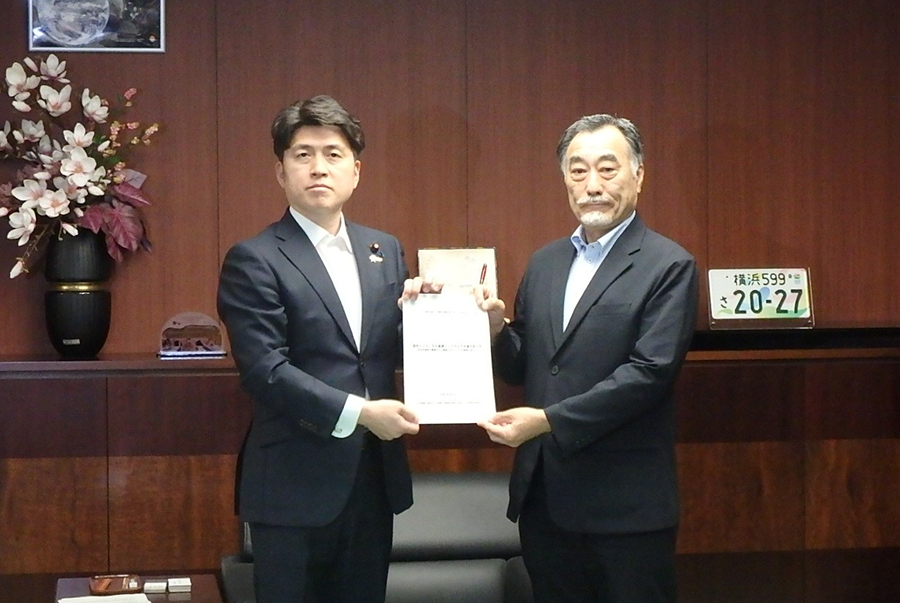 中野国交相（左）に提言を手渡す対策検討委員会の家田委員長（日本工業経済新聞社【建設メール】より）