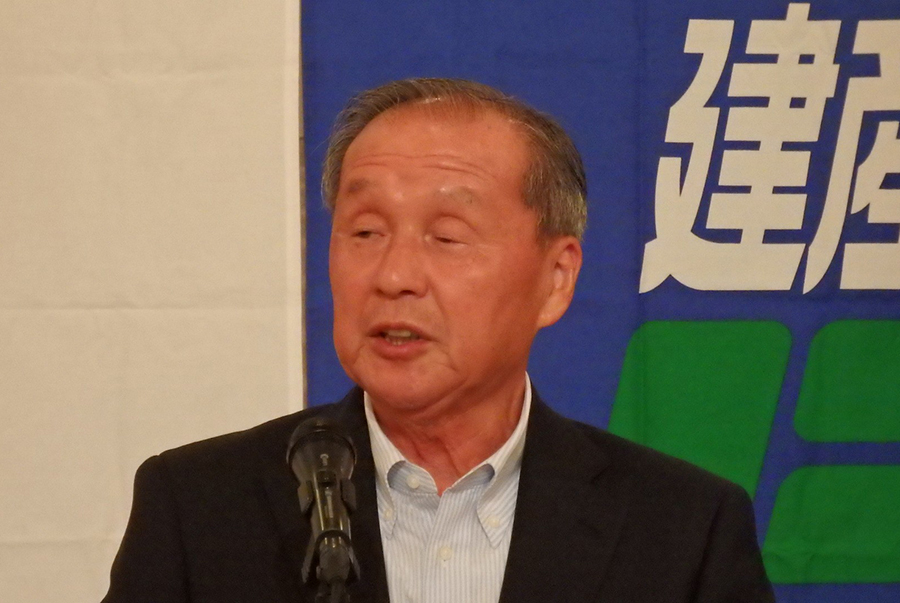 通常総会であいさつする建産連の石津会長（日本工業経済新聞社【建設メール】より）