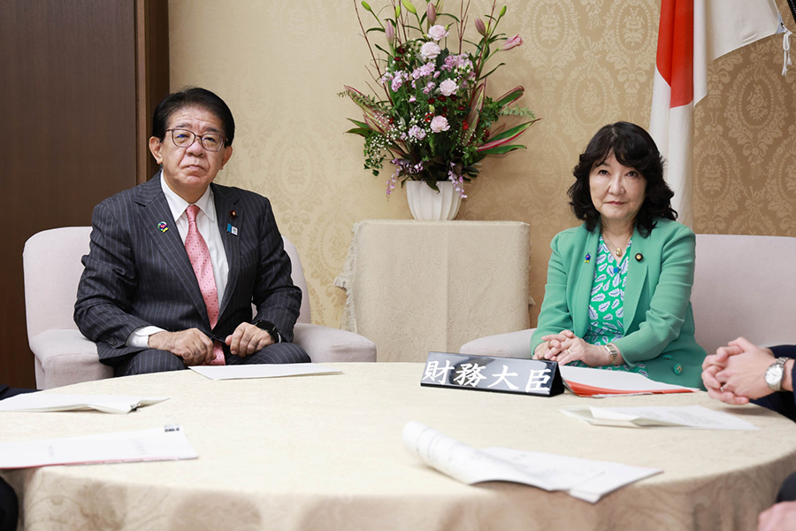 大臣折衝に臨む金子国交相（左）と片山財務相（日本工業経済新聞社【建設メール】より）